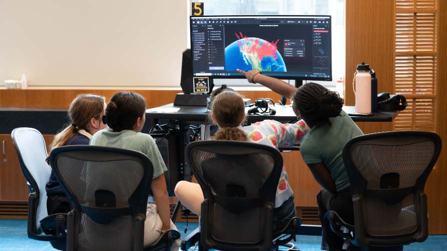 Students in 91AV's Data Visualization Lab.